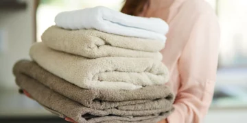 Aprenda a manter as toalhas cheirosas sem gastar muito dinheiro
