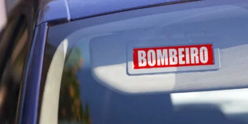 Incêndio destrói pensão na Covilhã e deixa dois homens desalojados