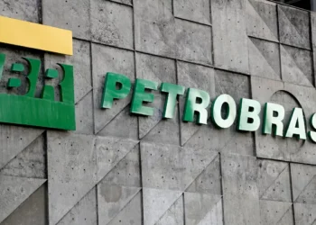 Petróleo e alívio com Carf: os dois fatores que fizeram a Petrobras subir mais de 3%