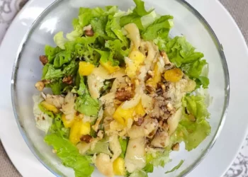 Receita deliciosa de salada de bacalhau, pêssego e nozes