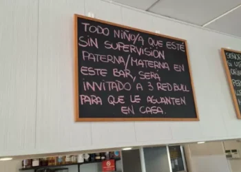 Bar ameaça dar Red Bull a crianças. Eis os cartazes que se fizeram virais