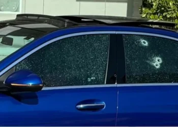 Homem tenta fugir a pé após atirar contra carro de luxo em Itapema; veja vídeo