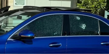 Homem tenta fugir a pé após atirar contra carro de luxo em Itapema; veja vídeo