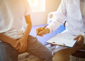É possível que este seja o primeiro sintoma de cancro do testículo