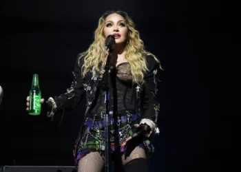 Após turnê mundial, Madonna retoma cinebiografia e revela título