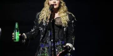 Após turnê mundial, Madonna retoma cinebiografia e revela título