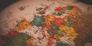 “Desmistificando a Política: Transparência e Eficiência na Sociedade”