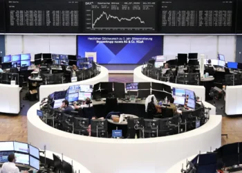 Bolsas europeias caem conforme queda global se amplia; STOXX 600 tem baixa de 2,7%