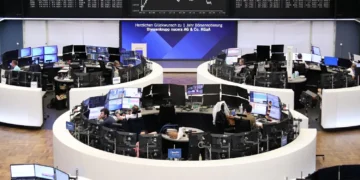 Bolsas europeias caem conforme queda global se amplia; STOXX 600 tem baixa de 2,7%