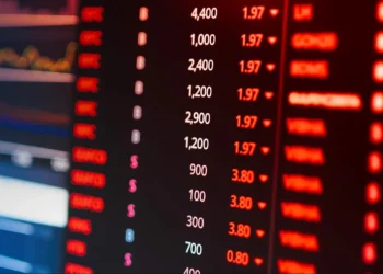 Ibovespa Ao Vivo: Bolsa opera no vermelho com pessimismo global; PETR4 e VALE3 recuam