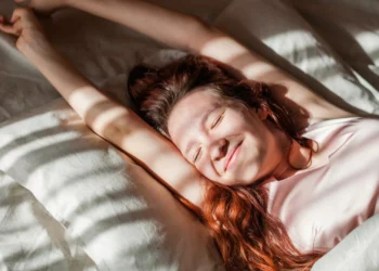 Especialista revela as melhores posições para dormir. Sabe quais são?
