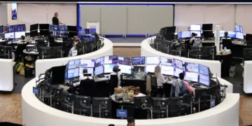 Índices de ações na Europa sobem impulsionados pelos setores bancário e de viagens