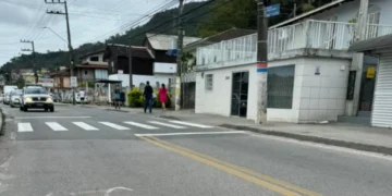 Adolescente sofre fratura exposta e traumatismo craniano após ser atropelada na faixa de pedestres em SC