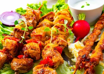 Receita saborosa e muito fácil de espetadas de frango e pimentos