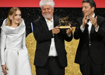 Pedro Almodóvar ganha Leão de Ouro em Veneza com ‘The Room Next Door’