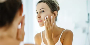 Os seis alimentos que estão a reduzir a elasticidade da sua pele