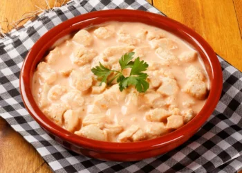 A receita perfeita para o jantar é este strogonoff de frango com iogurte
