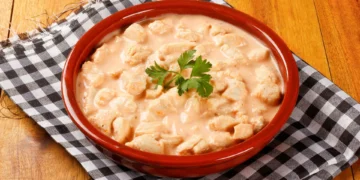 A receita perfeita para o jantar é este strogonoff de frango com iogurte