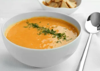 Receita de sopa ideal para aproveitar os vegetais que tem em casa