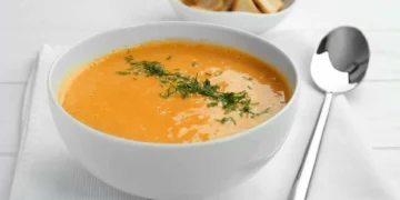 Receita de sopa ideal para aproveitar os vegetais que tem em casa