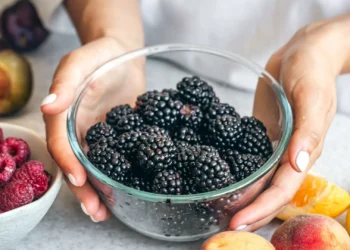 Junte natas, amoras e limão para fazer uma sobremesa deliciosa