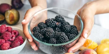 Junte natas, amoras e limão para fazer uma sobremesa deliciosa