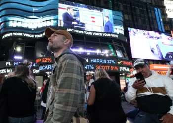 Times Square enche-se de eleitores ansiosos pelos resultados das eleições