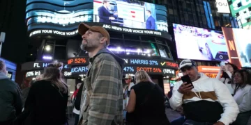 Times Square enche-se de eleitores ansiosos pelos resultados das eleições
