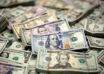 Dólar hoje recua à espera de inflação dos EUA e decisão do Copom