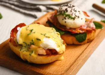 Gosta de ovos benedict? Tem de fazer esta versão com bacon e tomate
