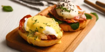 Gosta de ovos benedict? Tem de fazer esta versão com bacon e tomate