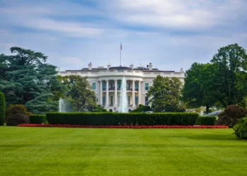 “Política: Além dos Escândalos e Corrupção”