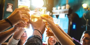 O que deve fazer depois de uma noite de copos para evitar uma ressaca
