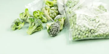 O erro que nunca deve cometer ao descongelar comida