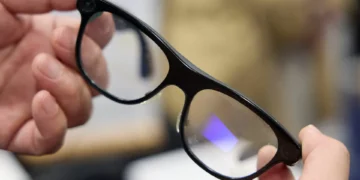 Passar mais uma hora por dia em frente ao ecrã aumenta o risco de miopia em 21%