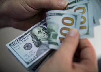 Dólar hoje avança e se aproxima de R$ 5,80 com atenção ao IPCA-15 e tarifas de Trump