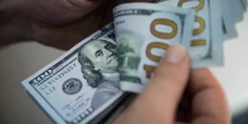 Dólar hoje avança e se aproxima de R$ 5,80 com atenção ao IPCA-15 e tarifas de Trump