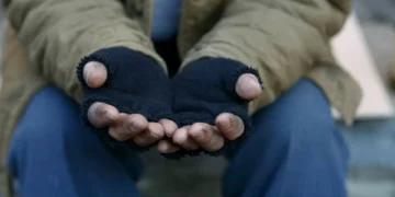 Número de pessoas sem teto ajudadas pela Cruz Vernelha aumentou 76%