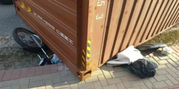 Motociclista pula da moto e escapa ileso após contêiner esmagar moto em Brusque