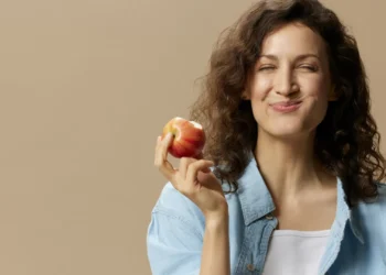 Nutricionista alerta para o erro mais básico de todos às refeições