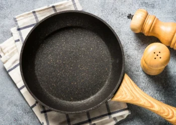 Truque para remover os restos de comida das frigideiras antiaderentes