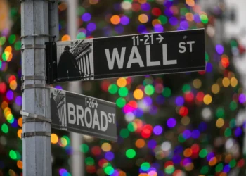 Wall Street fecha sem direção única diante de incertezas econômicas