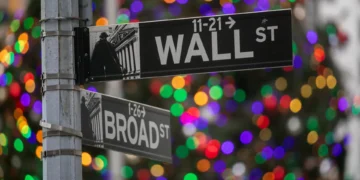 Wall Street fecha sem direção única diante de incertezas econômicas