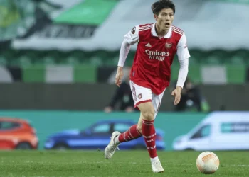 Tomiyasu é operado ao joelho e desfalca Arsenal até ao fim de 2025