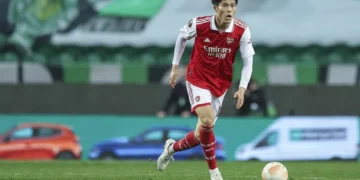 Tomiyasu é operado ao joelho e desfalca Arsenal até ao fim de 2025