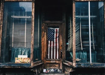 “Reavaliando a Política: Combatendo o Preconceito”