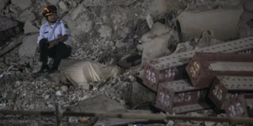 Após abalo, sismo deixa rasto de destruição. Veja as imagens