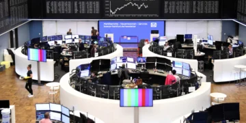 Ações europeias fecham a 10ª semana de alta; foco permanece em tarifas dos EUA