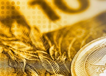 Ibovespa fecha com leve alta, com apoio de bancos e varejo; Vale tem baixa