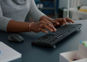 Mulheres dominam na população e trabalho mas continuam atrás nos salários